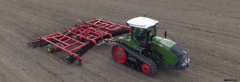 Fendt 900 Vario MT tractor doing field work